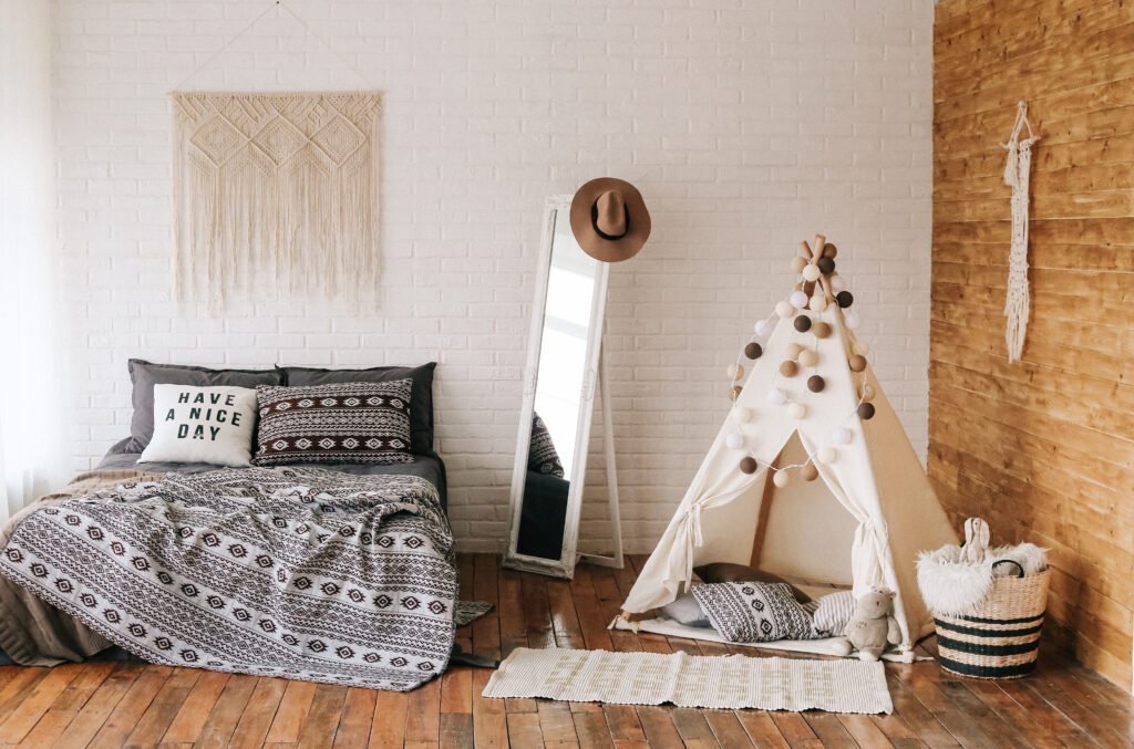 letto senza testata con parete in mattoni e decoro in cotone