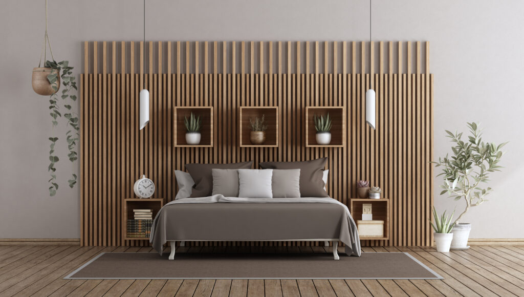 Parete letto con listelli di legno e mensole in rovere