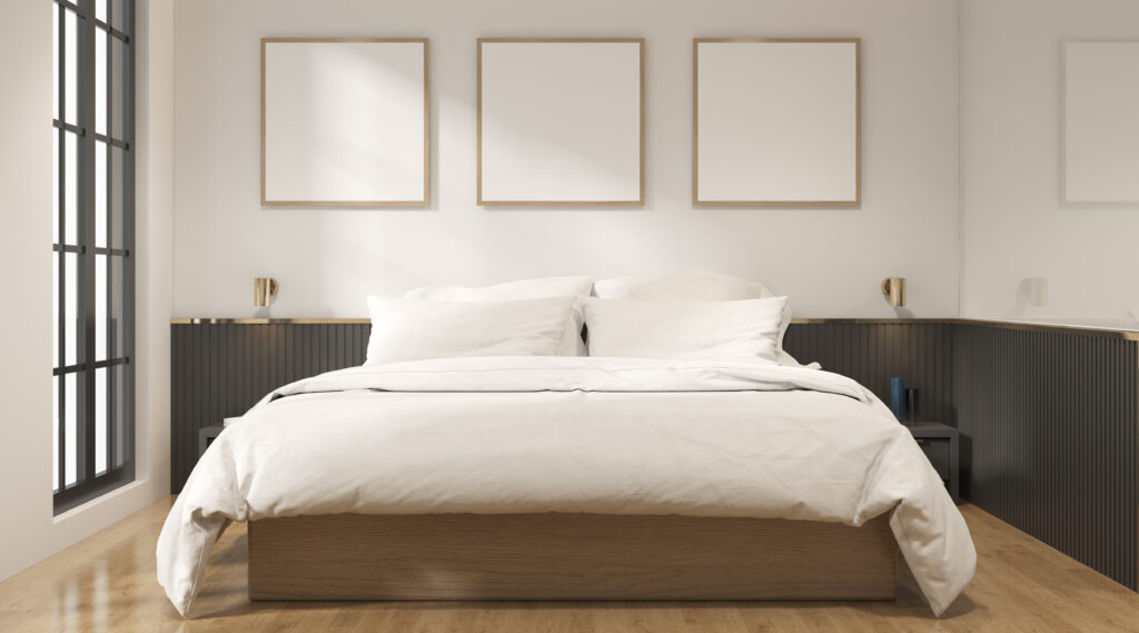 decorazione parete testata letto con boiserie bassa in grigio scuro e dettagli oro