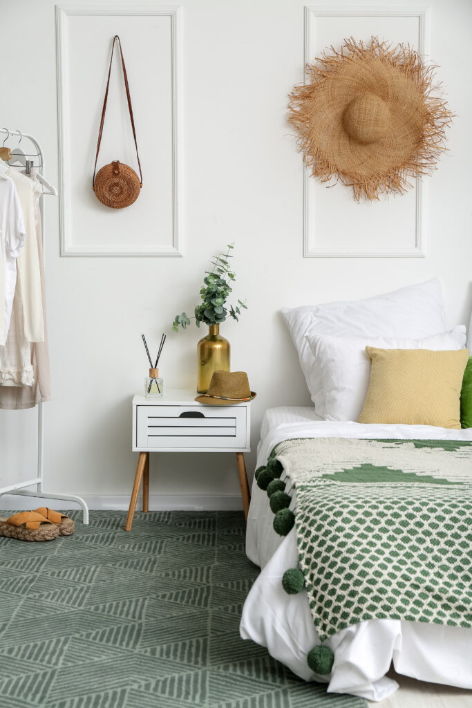 cornici bianche usate per appendere abiti e accessori in camera da letto