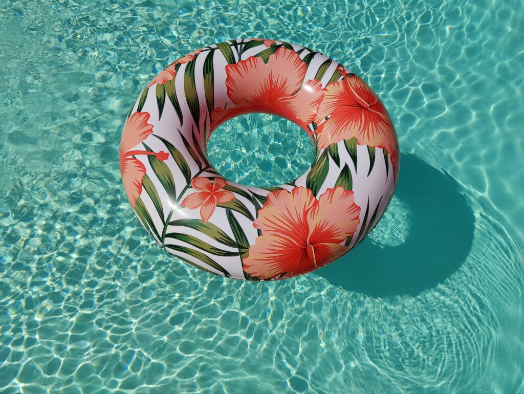 piscina fuori terra con salvagente in stile tropical