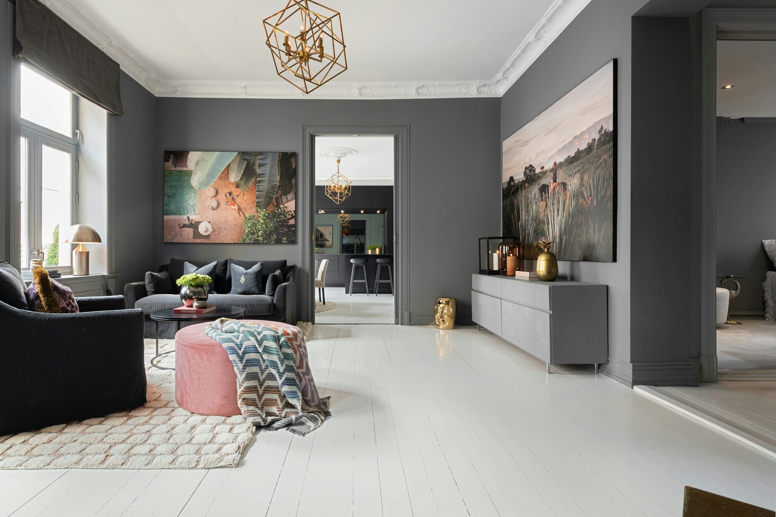 soggiorno in stile classico contemporaneo con pavimento in laminato bianco