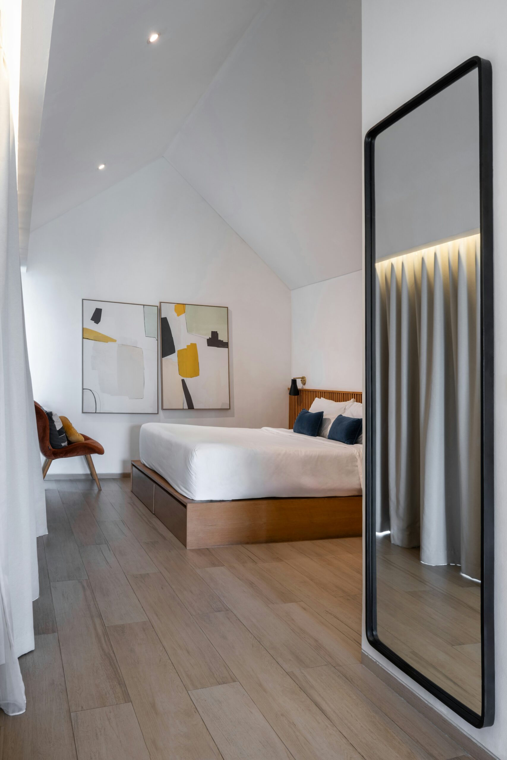camera da letto stile contemporaneo con pavimento in SPC effetto legno