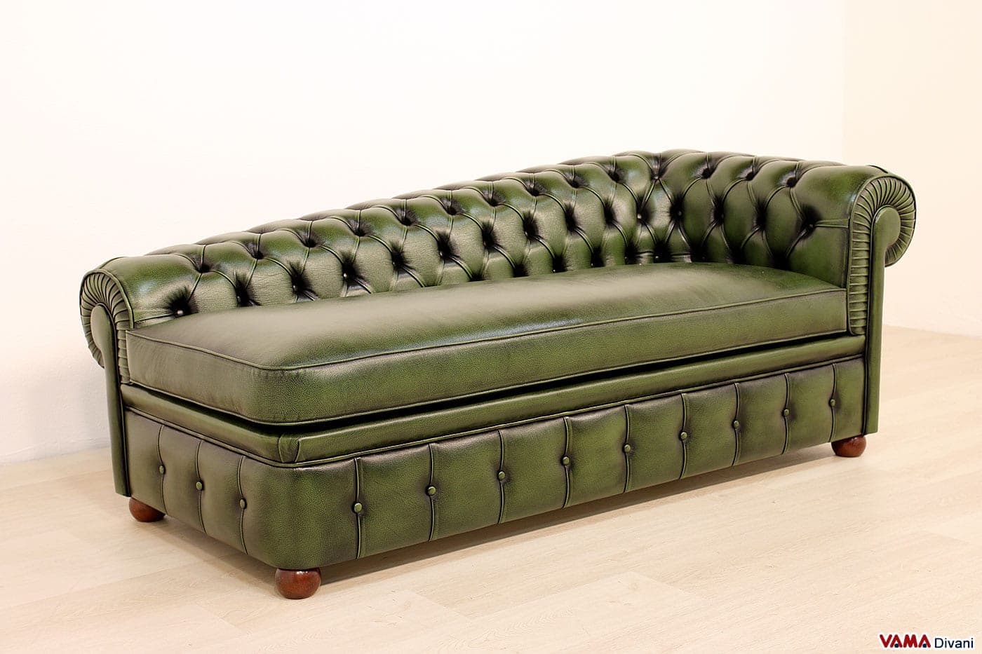 Divano chaise longue dormeuse Chester con un bracciolo