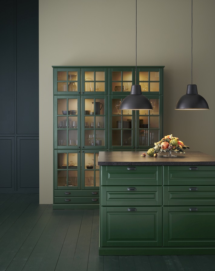 cucina in stile rustico verde scuro con illuminazione radente