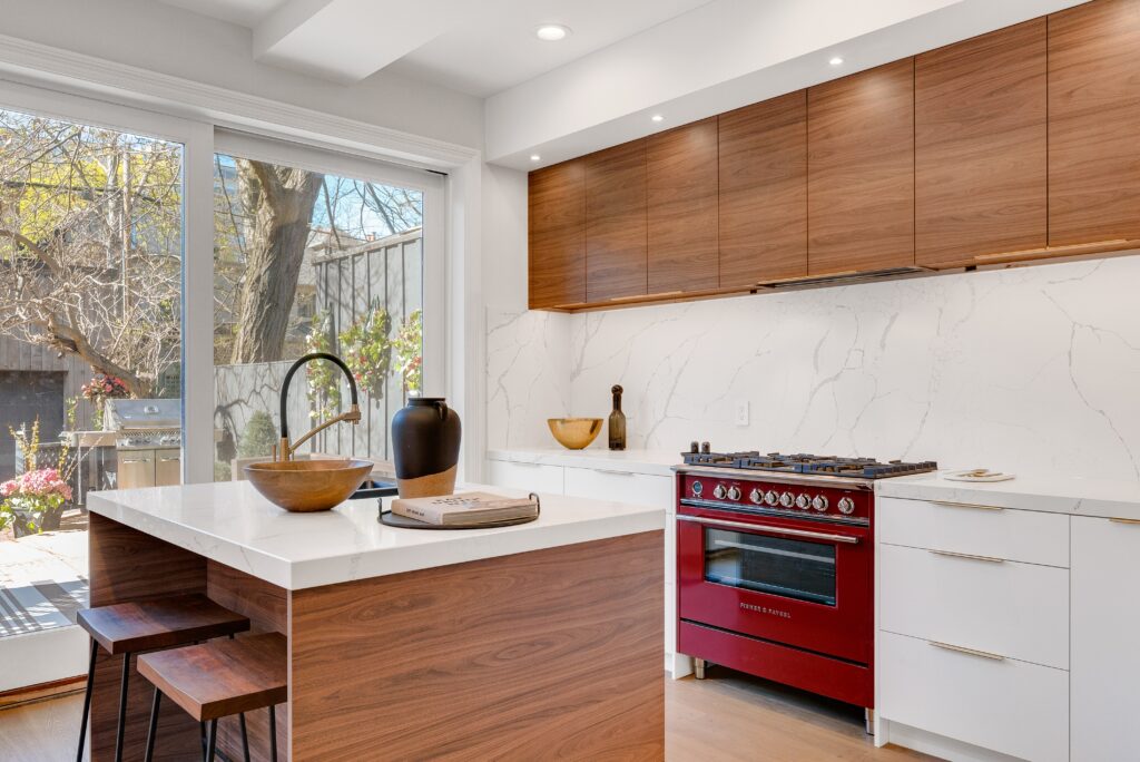 cucina contemporanea in rovere e laminato bianco