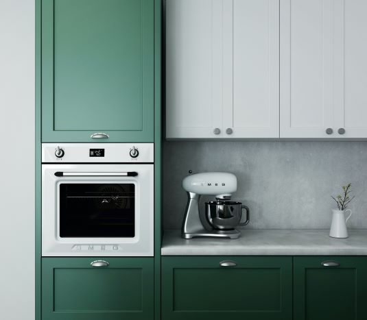 cucina-verde-smeraldo-con-paraschizzi-in-microcemento