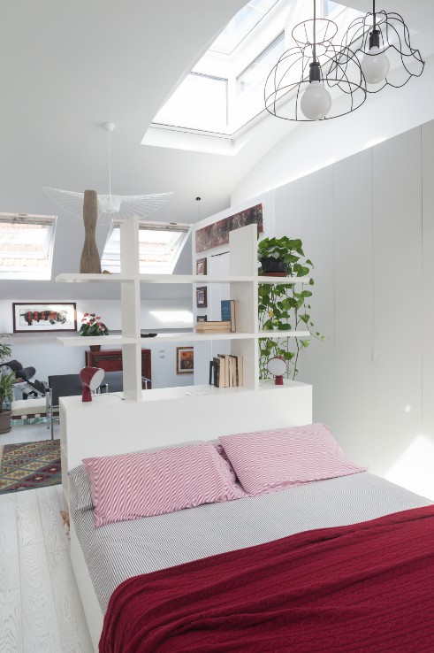 camera da letto in loft a Milano, tutto in bianco con dettagli rossi