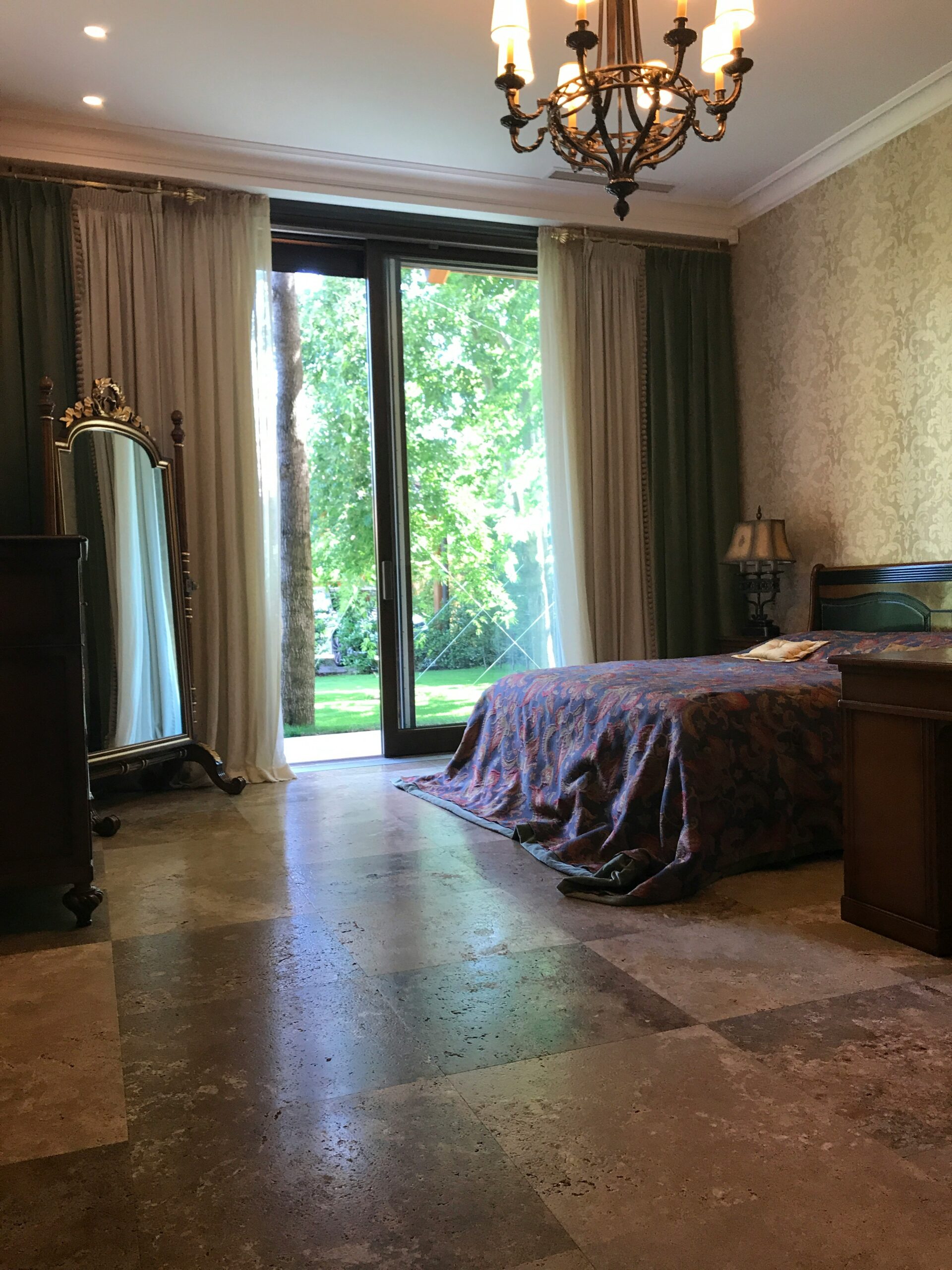 camera da letto in stile classico con pavimento in marmo