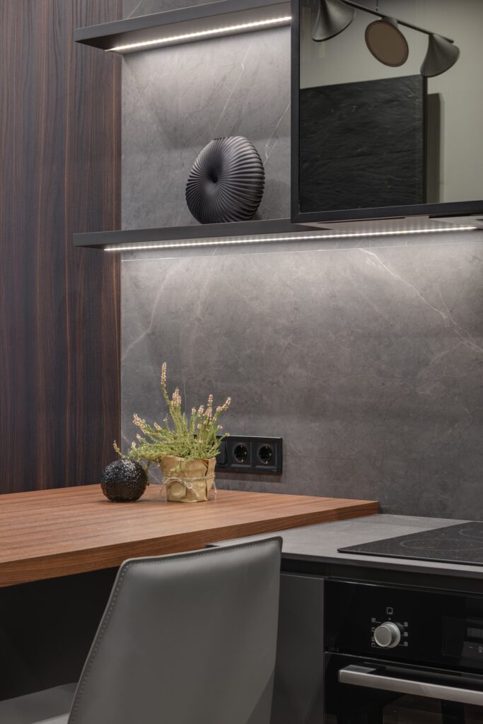 cucina in laminato rovere scuro laminato materico cemento con piano in legno