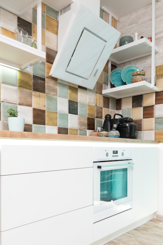 cucina bianca con top in legno e paraschizzi in piastrelle colorate