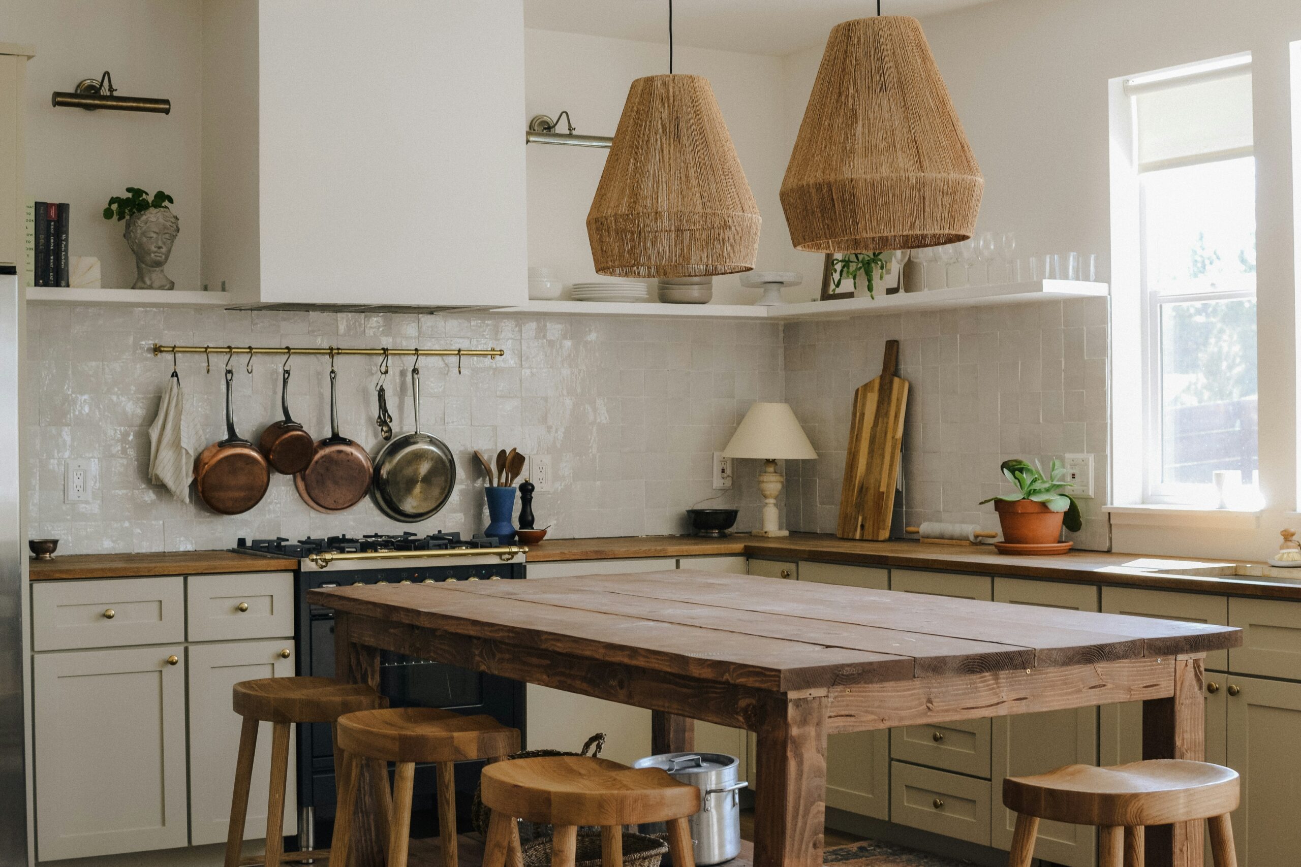 cucina rustica in toni neutri
