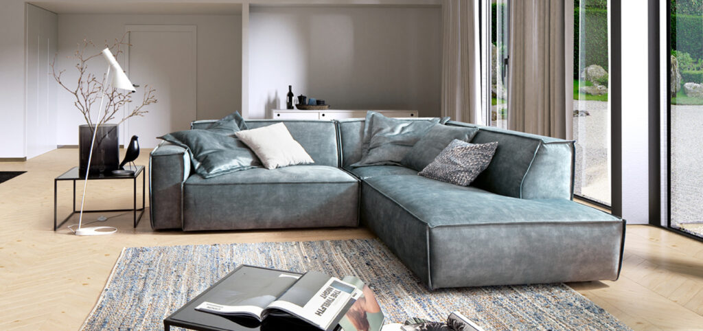soggiorno contemporaneo con accenti scandi con divano modulare in carta da zucchero pantone