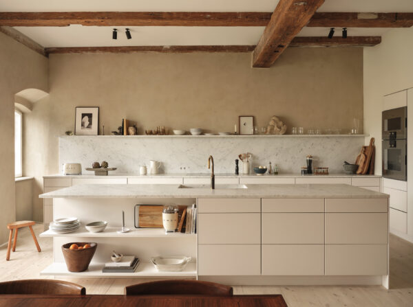 cucina stile minimal rustico senza pensili bianca e calce con isola centrale