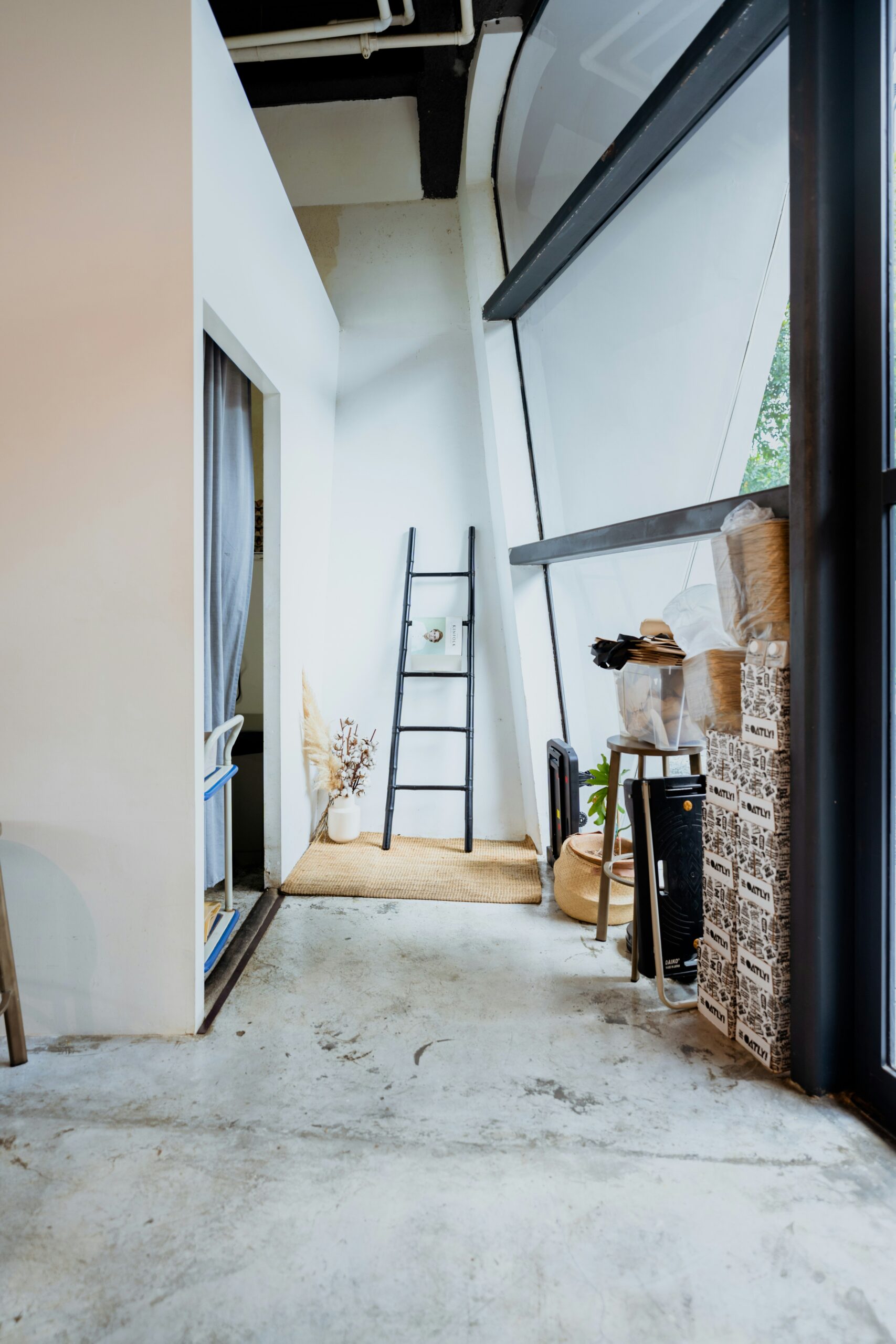 Pavimento e rivestimento in resina e microcemento a confronto per la casa