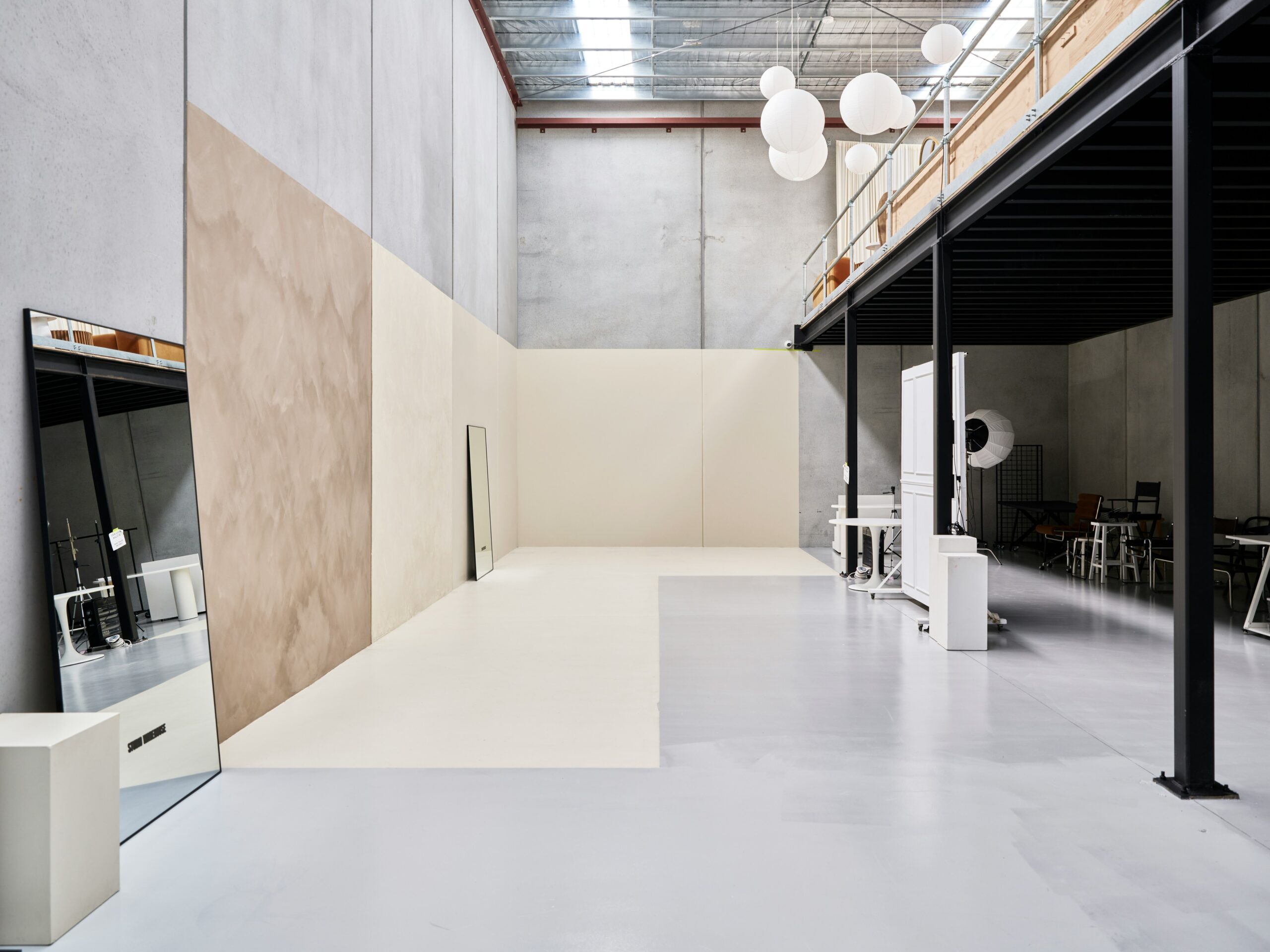 Pavimento e rivestimento in resina e microcemento a confronto per la casa