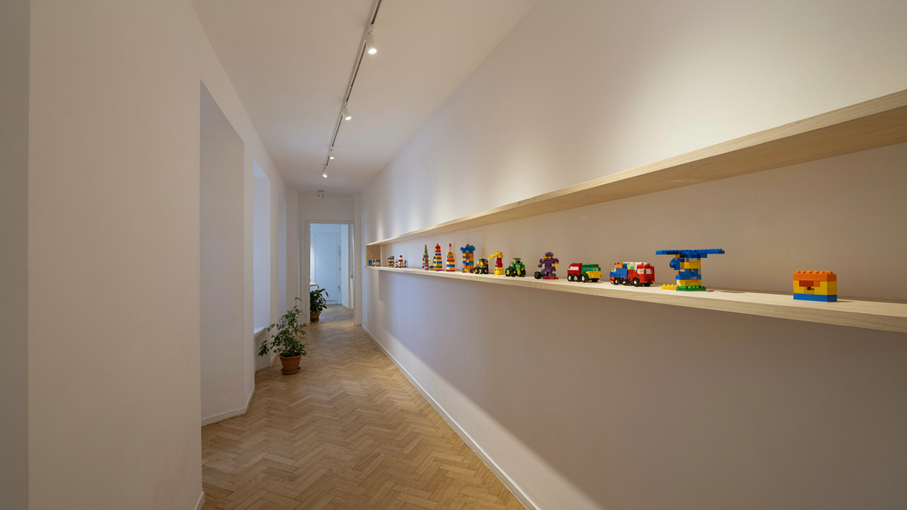 Collezione di Lego esposta su scaffalature aperte in corridoio